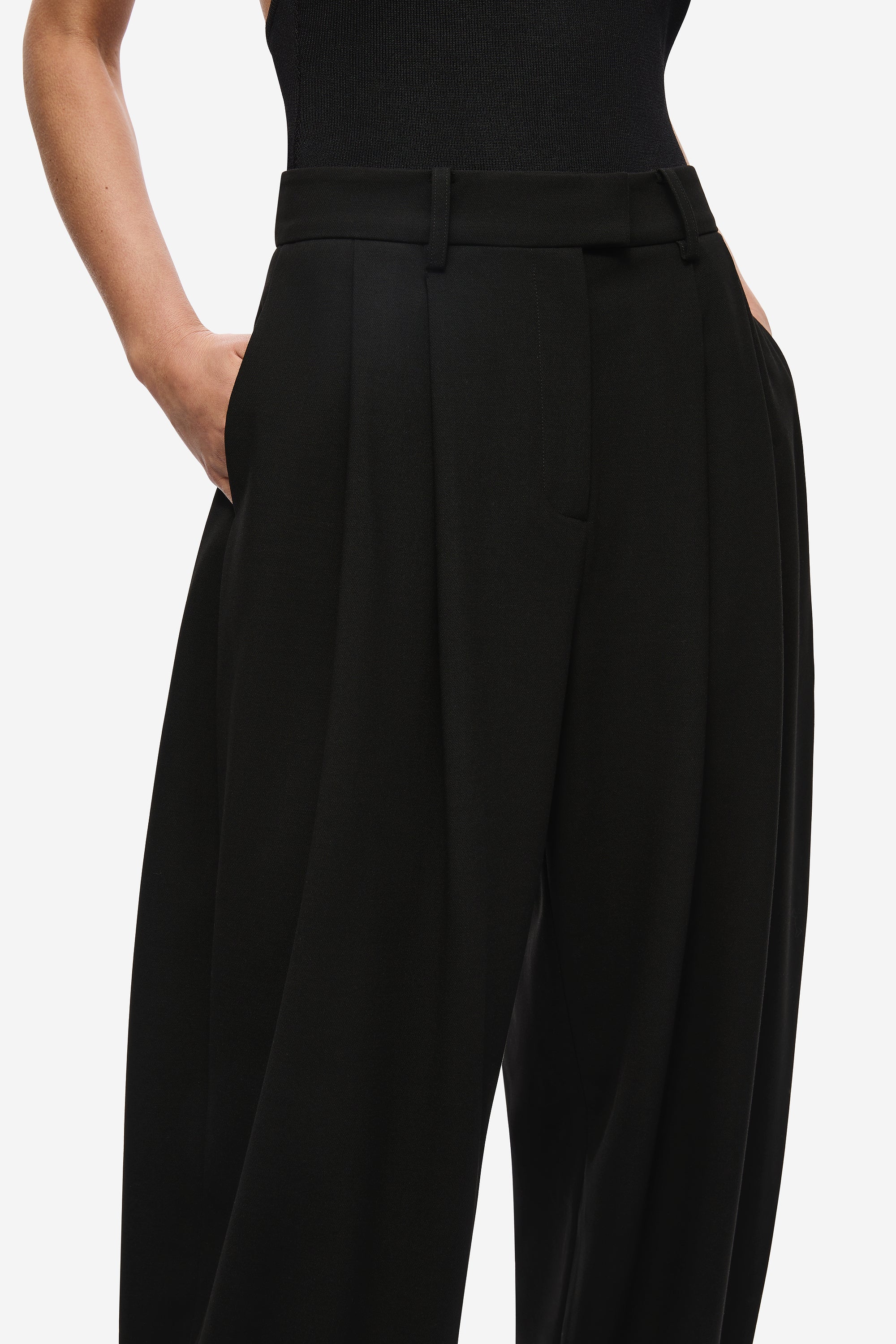 THE MEZZALUNA PLEATED BARREL LEG TROUSER - Image 6